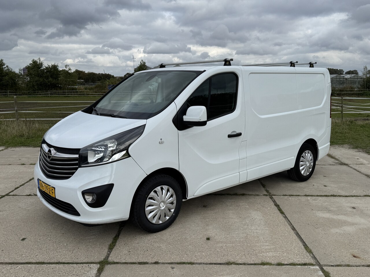 Opel Vivaro - 1.6 CDTI 120pk airco navigatie 3 zits euro 5 - AutoWereld.nl