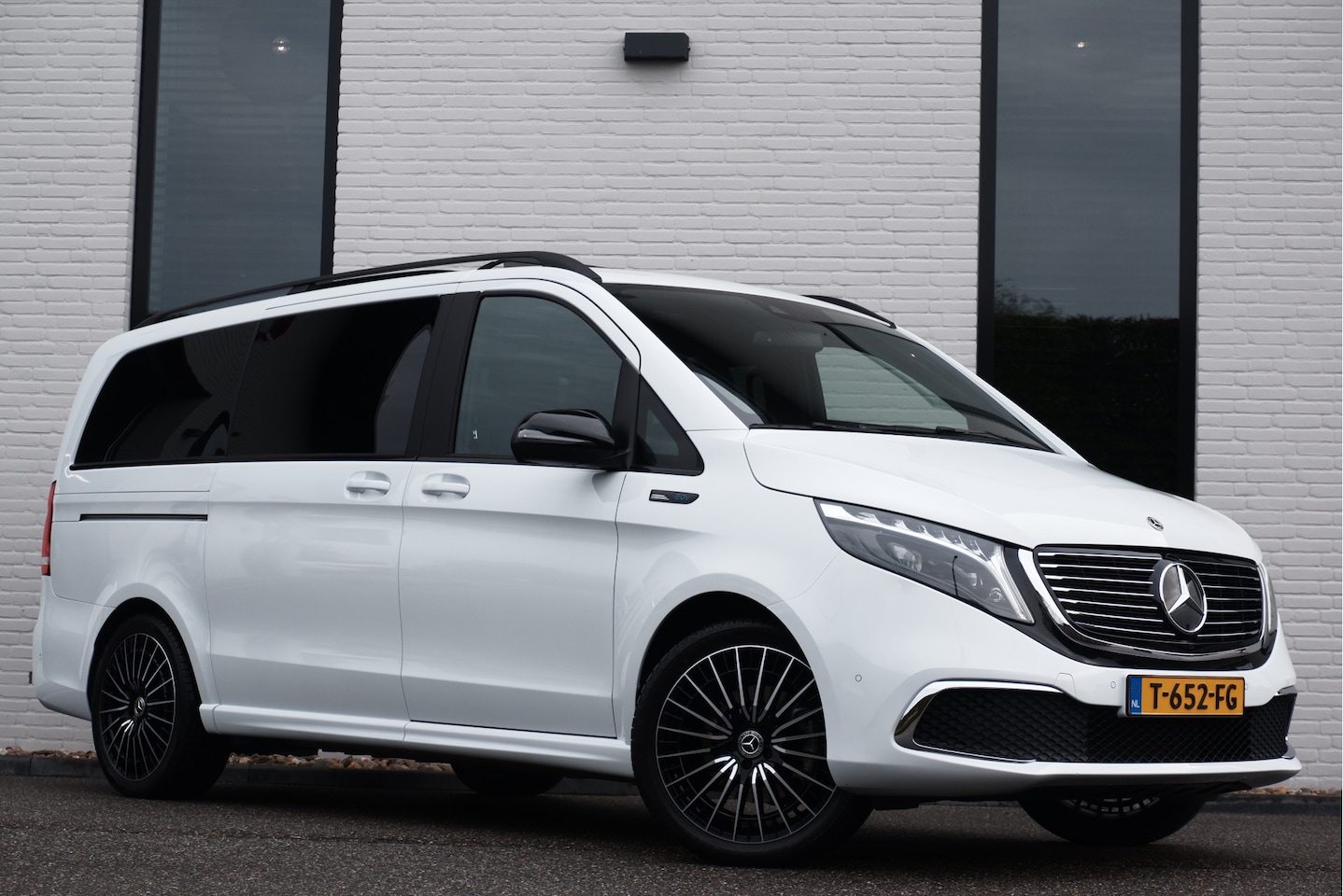 Mercedes-Benz EQV - 300 / Lang / 7-Pers / 100% Electrisch / Panorama / 2x Schuifdeur / MBUX (apple carplay) / - AutoWereld.nl