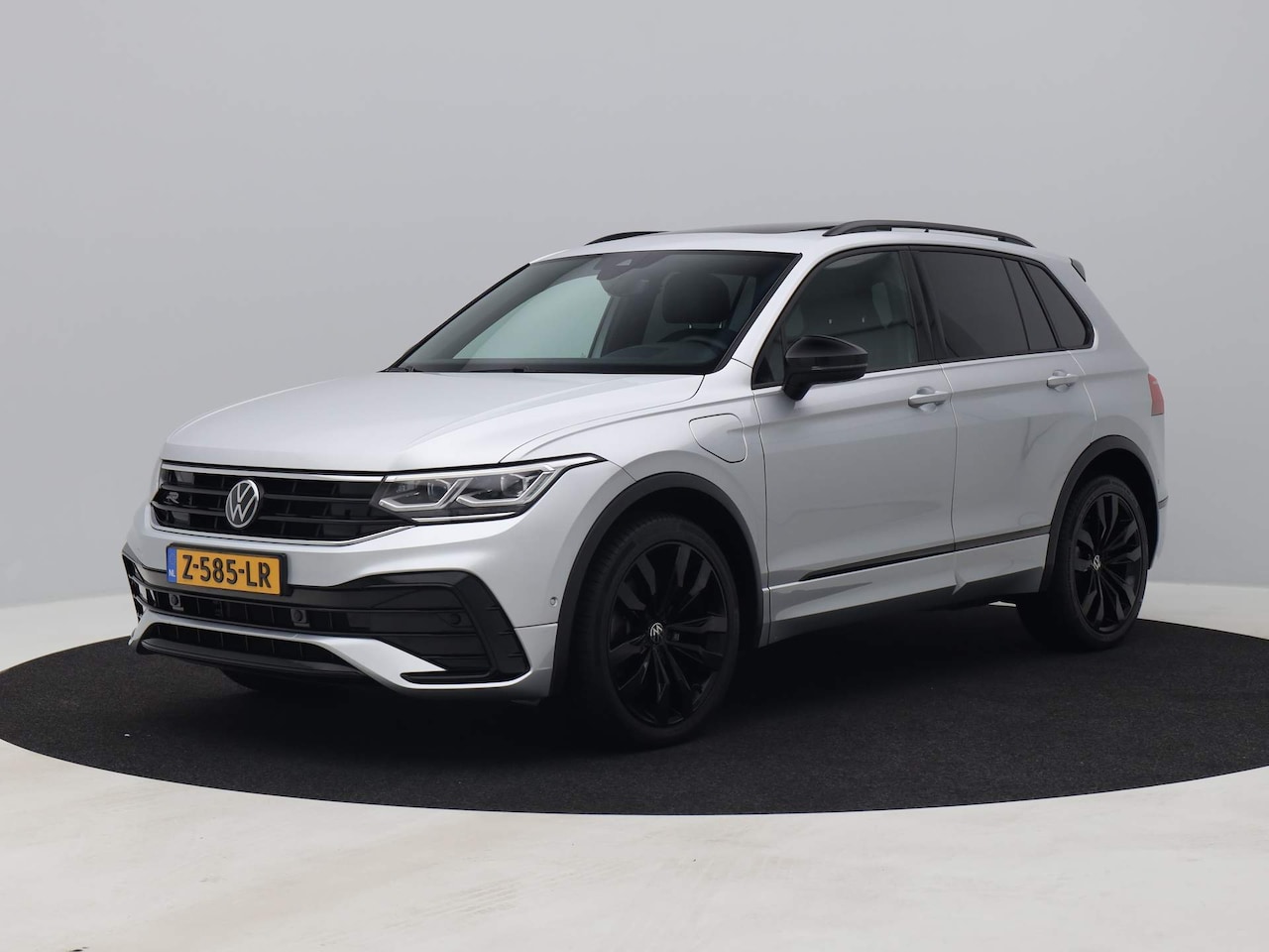 Volkswagen Tiguan - 1.4 TSI eHybrid R-Line Business+ | PANO | HUD | ADAPTIVE | STOEL- EN STUURVERW. | TREKHAAK - AutoWereld.nl