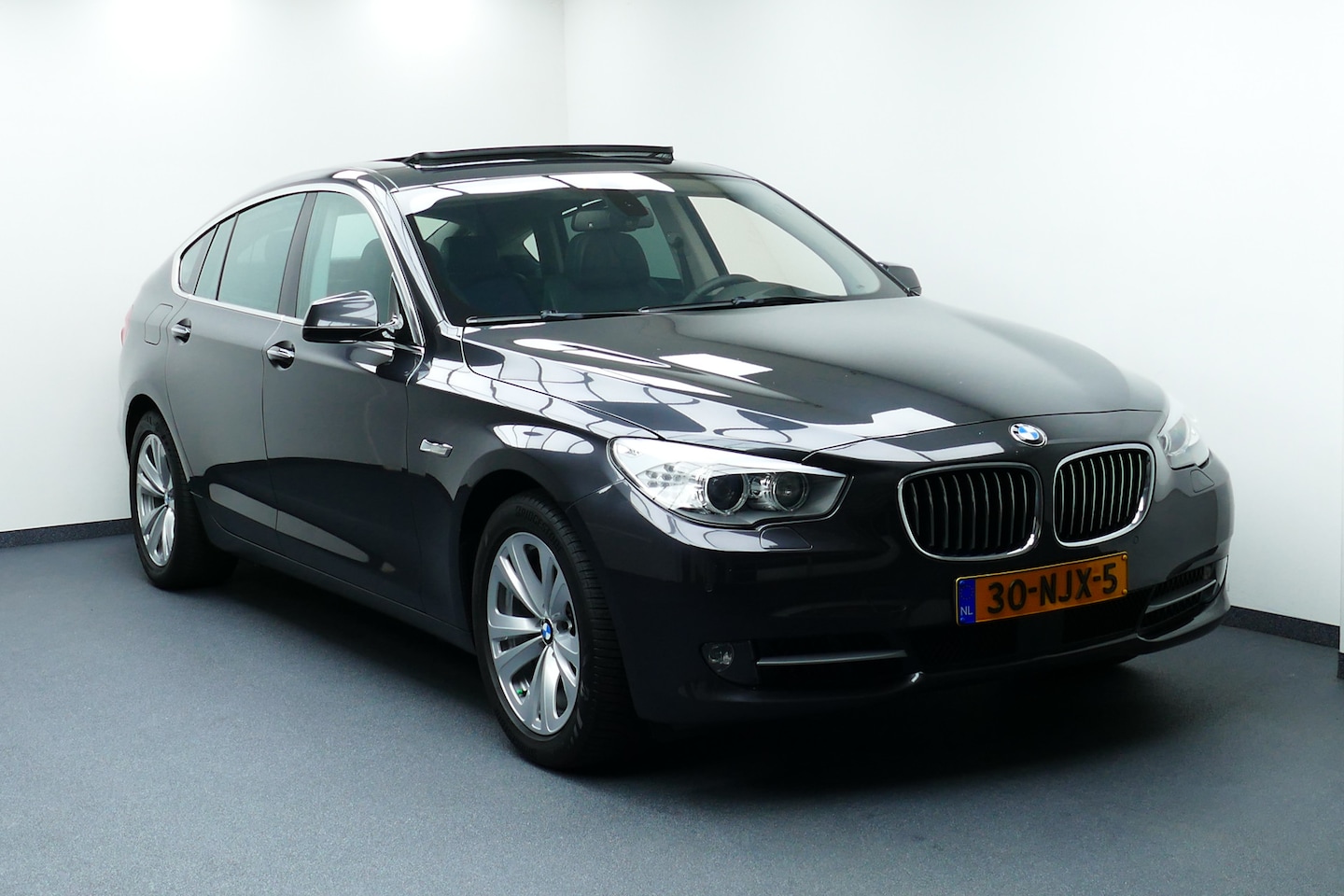 BMW 5-serie Gran Turismo - 535i 306PK High Executive. Panodak, Leer, Camera, Stoelverw, 18"LMV, Xenon - AutoWereld.nl