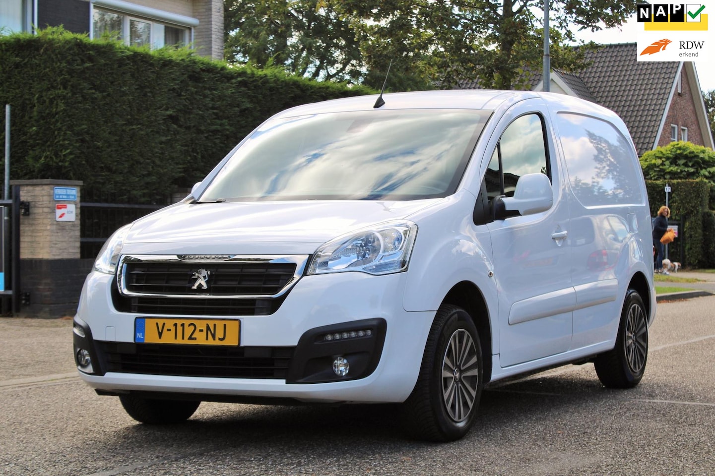 Peugeot Partner - 120 1.6 BlueHDi 100 L1 Premium Pack | 3-ZITS | NAVI | AIRCO | CRUISE | CAMERA | ZEER MOOIE - AutoWereld.nl