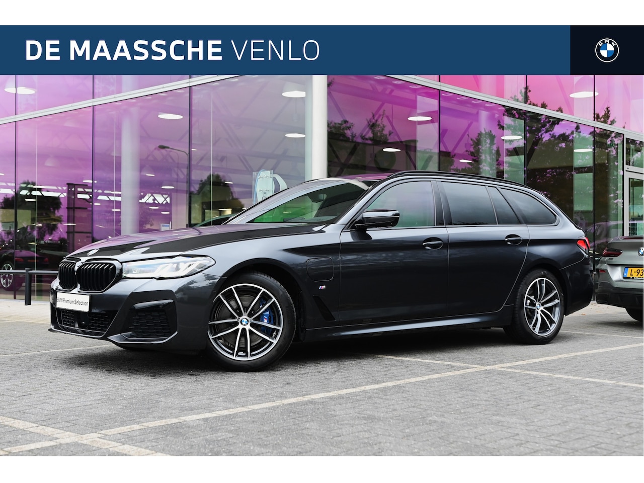 BMW 5-serie Touring - 530e High Executive M Sport Automaat / Panoramadak / Trekhaak / Laserlicht / Parking Assis - AutoWereld.nl