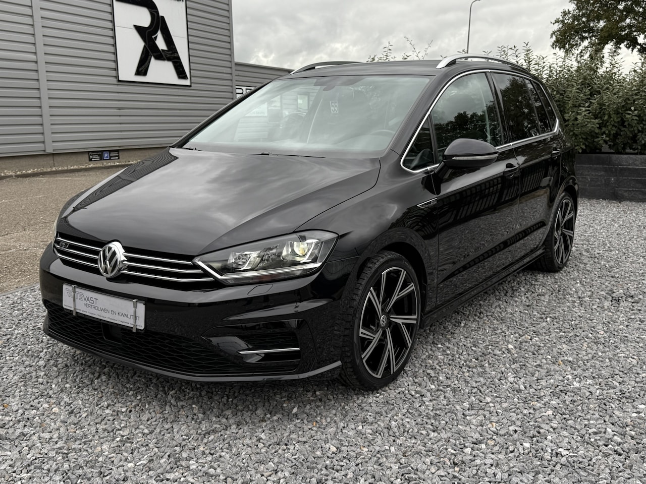 Volkswagen Golf Sportsvan - 1.4 TSI DSG R-Line Navi|Camera|Carplay|ACC|Trekhaak Zwart - AutoWereld.nl