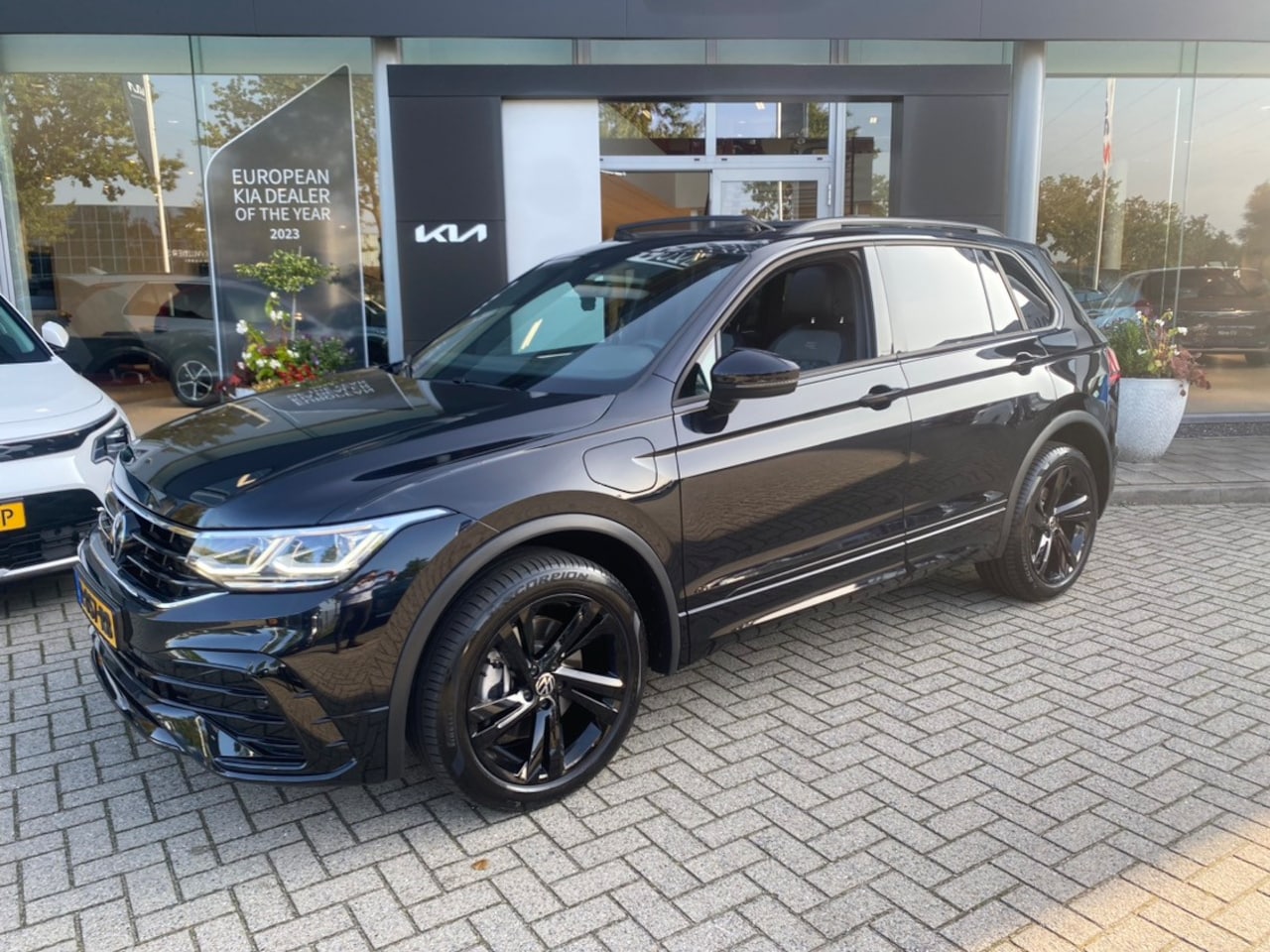 Volkswagen Tiguan - 1.4 TSI eHybrid R-Line Business+ PanoDak // Plug In // 11.000km // 19inch // Info Roel 049 - AutoWereld.nl