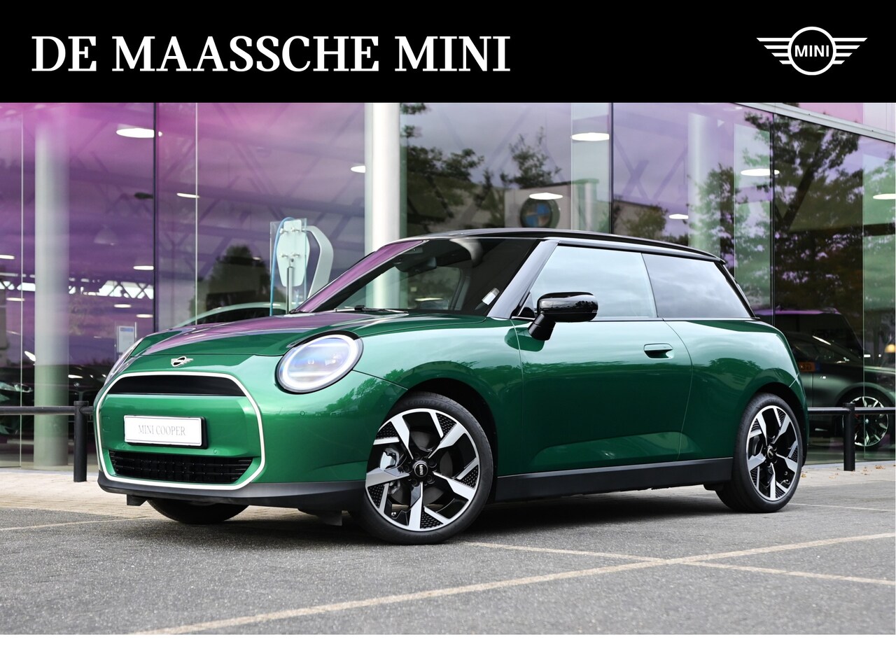 MINI Cooper - Hatchback E / Favoured Trim / Pakket M / 18 inch Slide Spoke 2-tone - AutoWereld.nl