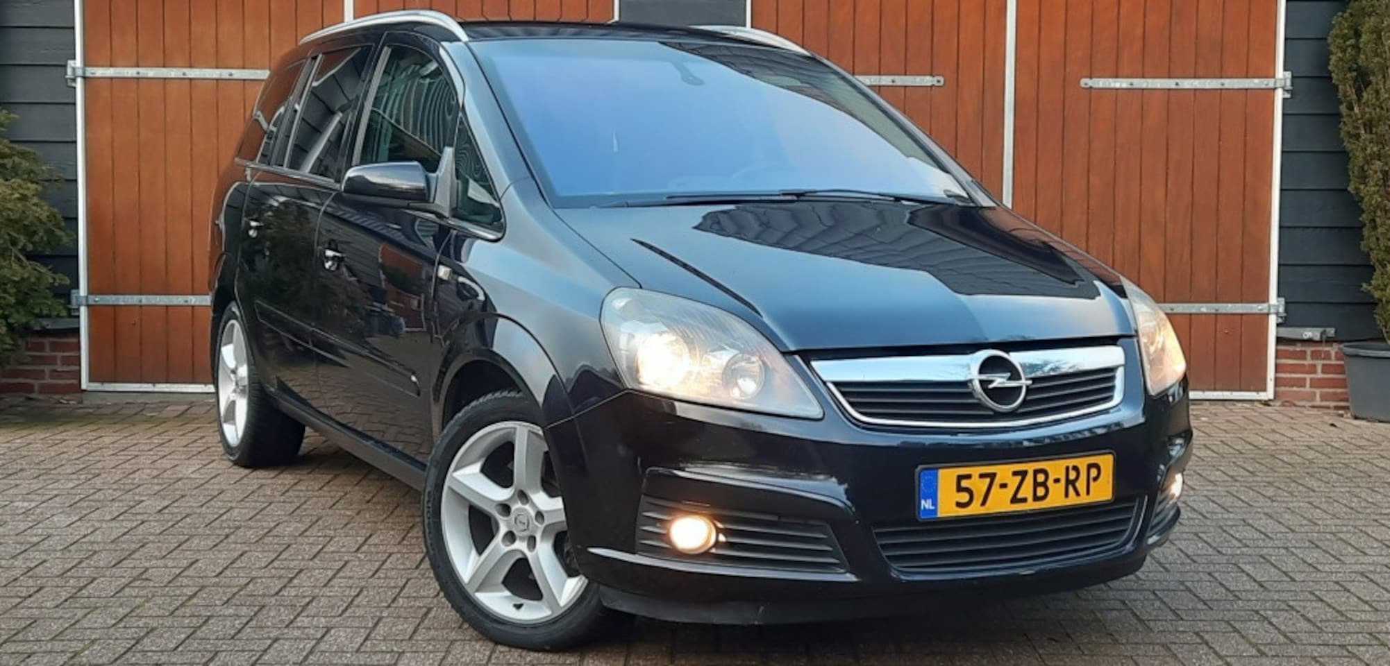 Opel Zafira - 2.2 Cosmo 2.2 Cosmo, Nette auto, Nieuwe distributie ketting, Half leder - AutoWereld.nl