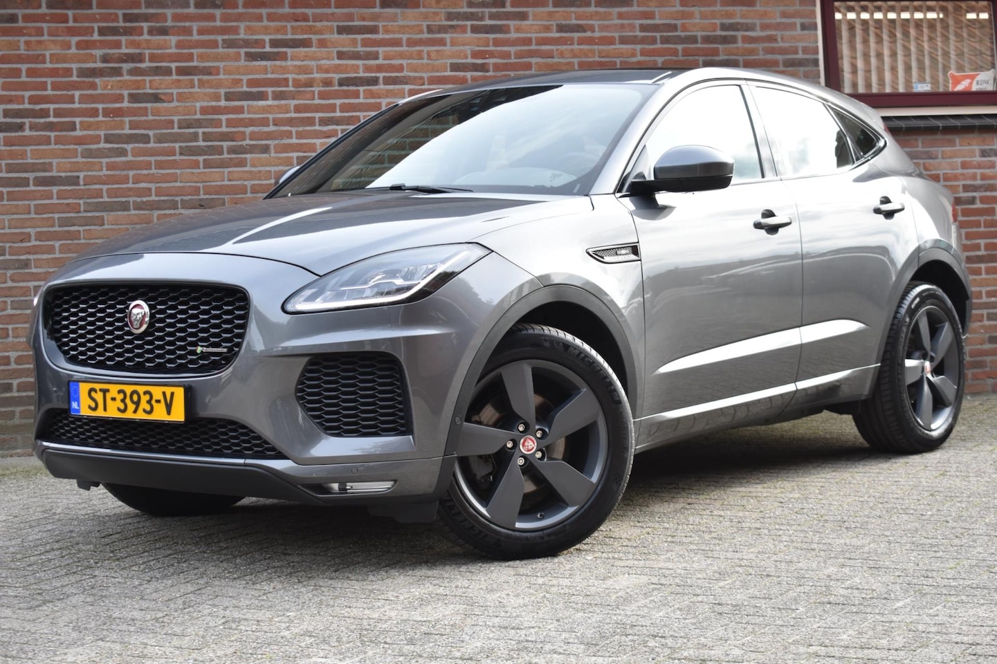 Jaguar E-Pace - 2.0 D150 AWD HSE '18 Leder Clima Pano Cruise Inruil mogelijk - AutoWereld.nl