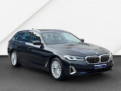 BMW 5-serie Touring - 520iA LUXURY * LASER, NAVI+, LEDER, PANORAMA, HuD, 18-inch LMV, KEYLESS * 1e EIG - Slechts