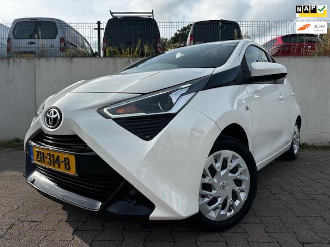 Toyota Aygo - 1.0 VVT-i x-play limited/APPLE CARPLAY/CAMERA/AIRCO/NL AUTO/51075 KM NAP/ - AutoWereld.nl