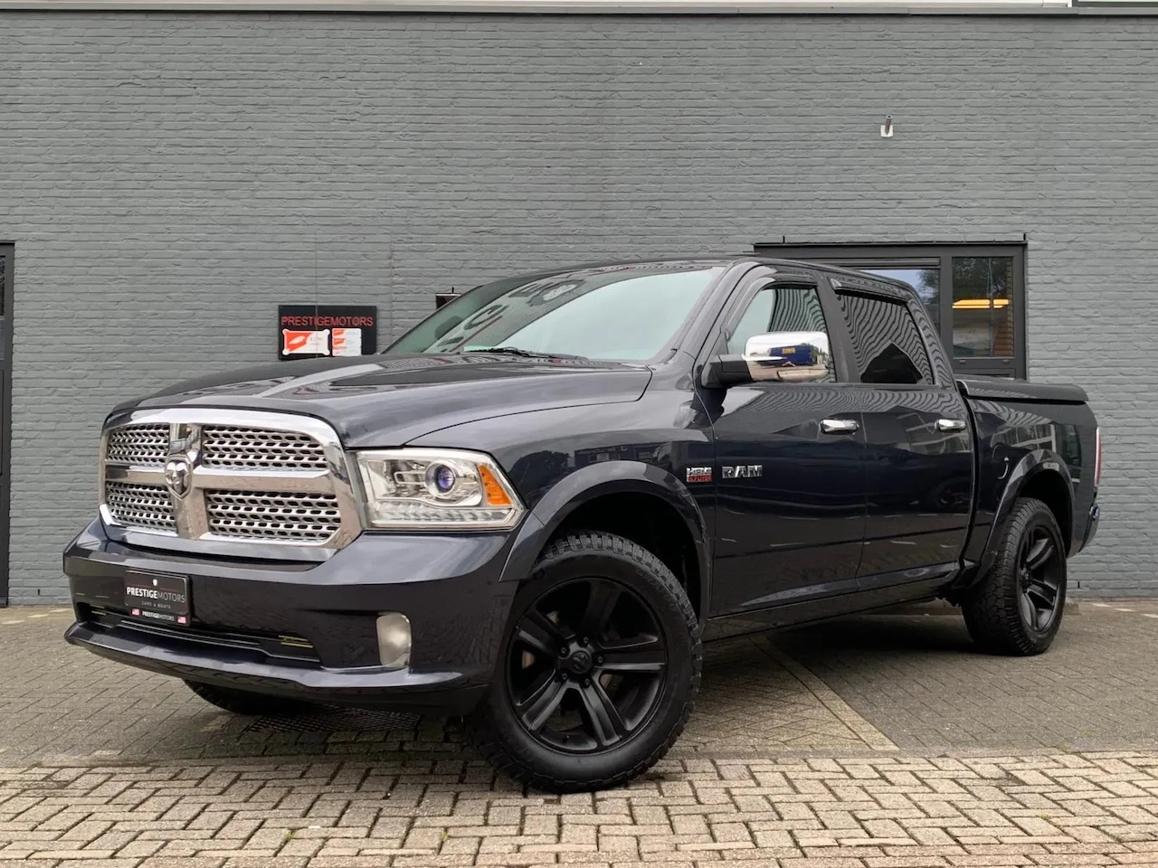 Dodge Ram 1500 - Laramie 5.7L 4x4 Crew Cab LPG Aut Treeplanken - AutoWereld.nl