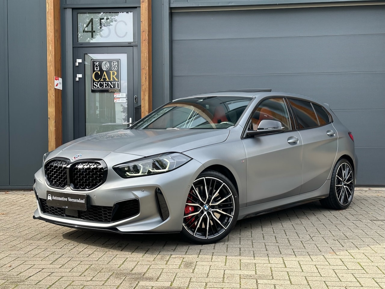 BMW 1-serie - M135i xDrive High Executive 50 jaar editie Frozen Grey VOL OPTIES! - AutoWereld.nl