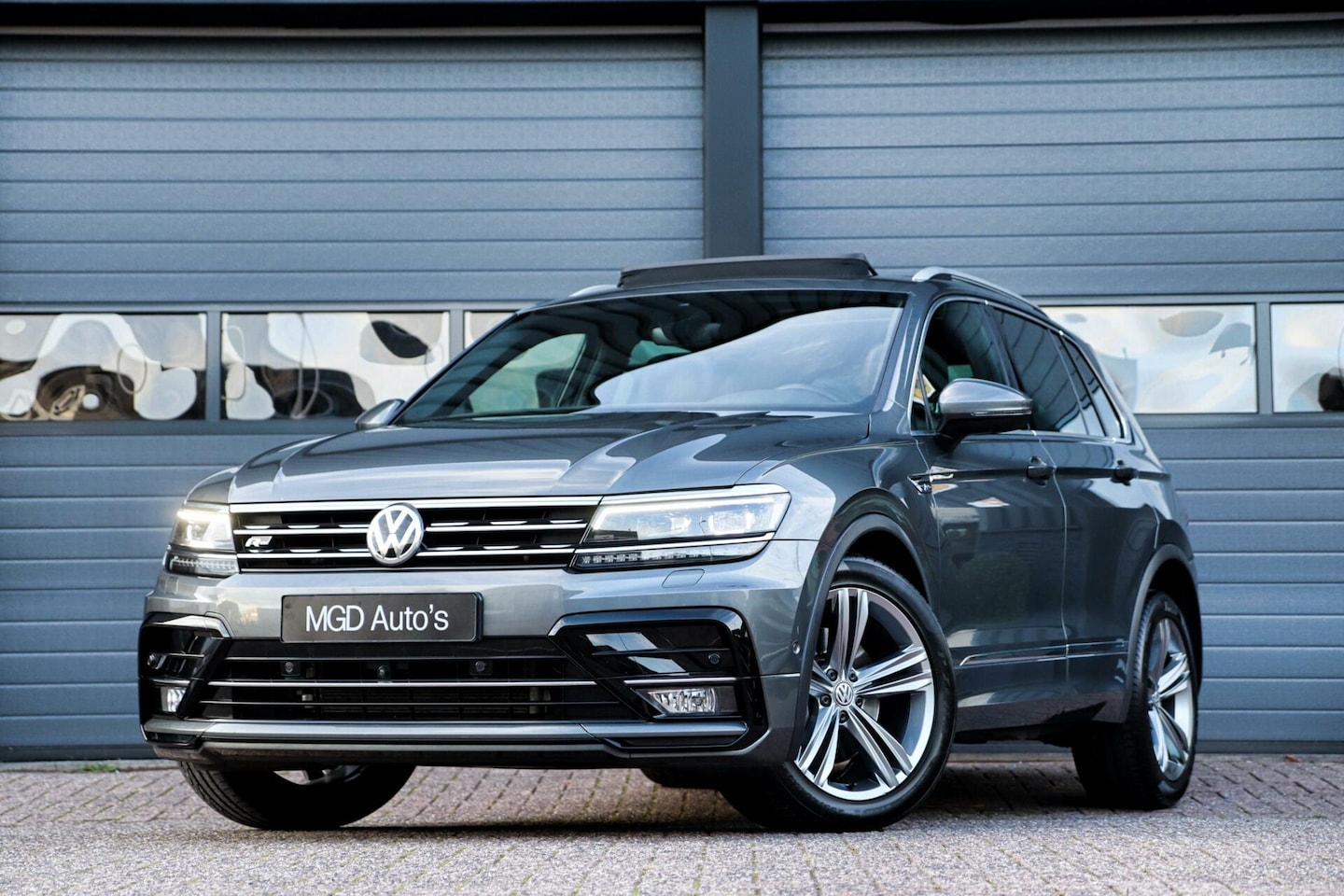 Volkswagen Tiguan - 2.0 TSI 4Motion 2x R-Line /PANODAK/KEYLESS/VIRTUAL/360 CAMERA/TREKHAAK/MEMORY! - AutoWereld.nl