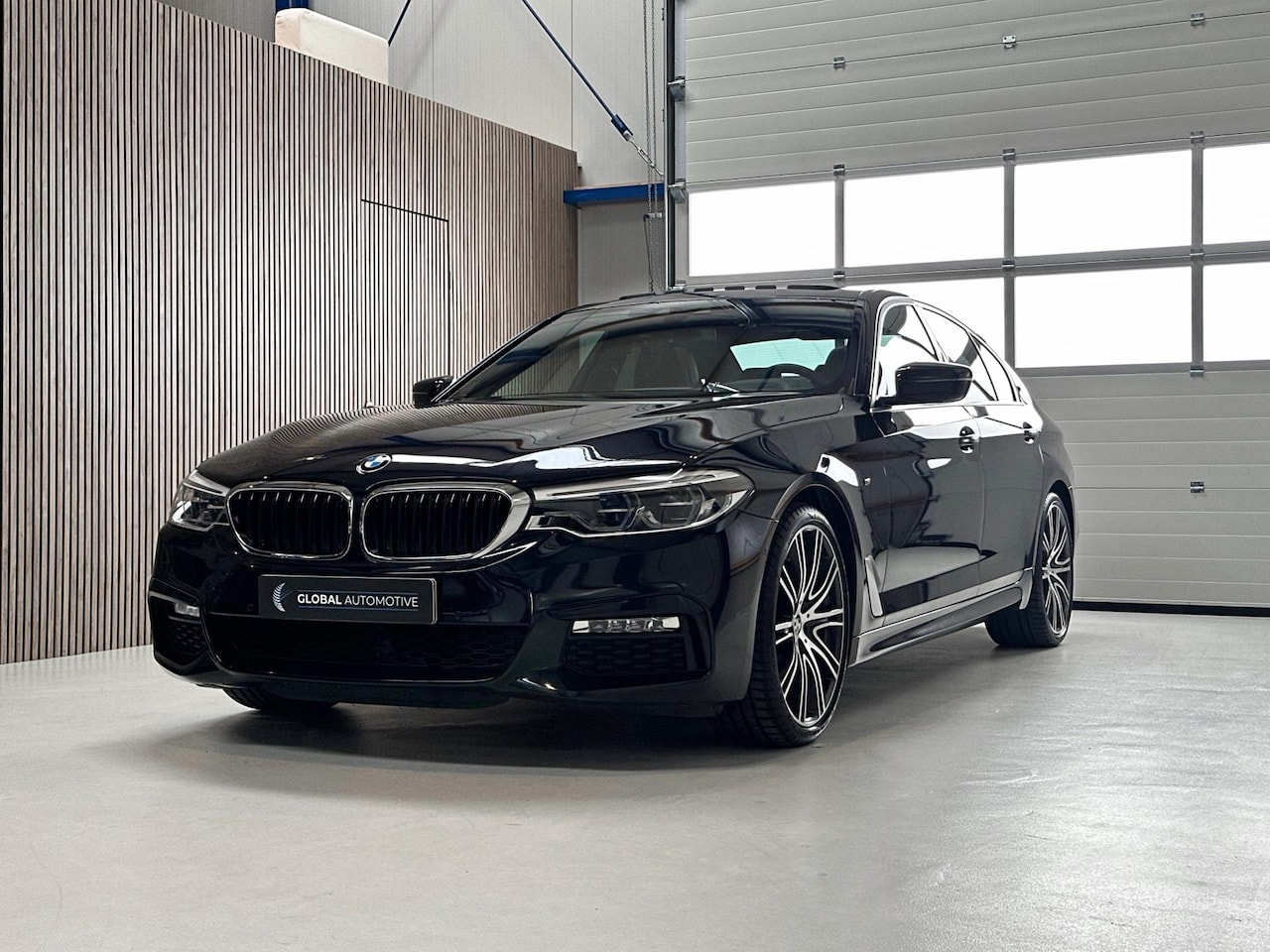 BMW 5-serie - 520i High Executive G30 - NL AUTO - M PAKKET - SCHUIFDAK - NAPPA LEDER - 20'' - AutoWereld.nl