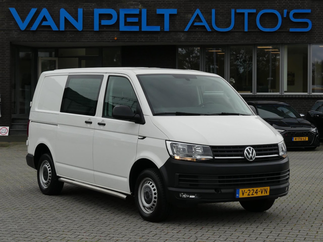 Volkswagen Transporter - 2.0 TDI L1 Highline / 2X Schuif / Trekhaak / Carplay - AutoWereld.nl