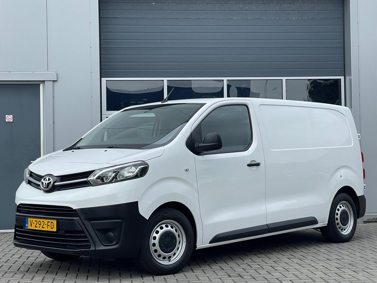 Toyota ProAce Worker - 1.6 D-4D Cool Comfort | Airco | 3-zits | Cruise control | Trekhaak | Bluetooth - AutoWereld.nl