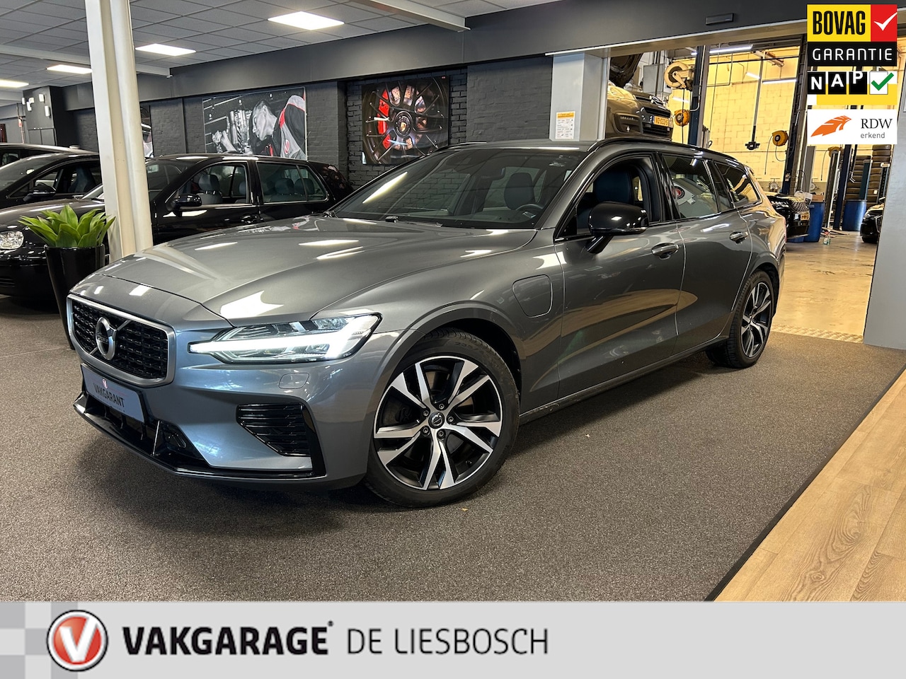 Volvo V60 - 2.0 T8 Twin Engine AWD R-Design 300pk / Leder / camera / trekhaak / Harman-Kardon - AutoWereld.nl