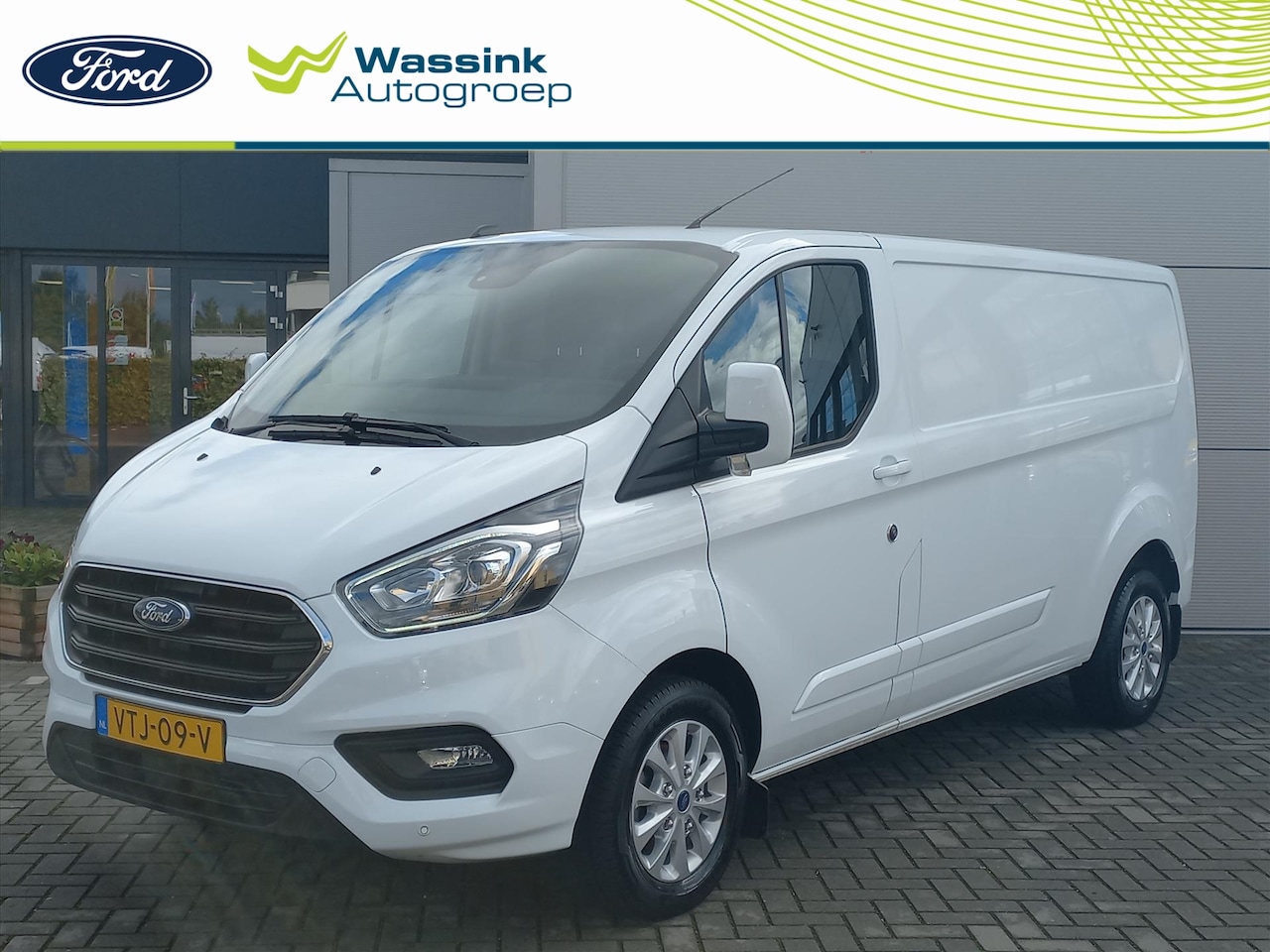 Ford Transit Custom - 2.0 TDCi 130pk L2H1 Limited + extra's | Airconditioning | Navigatie | Trekhaak (2800kg) | - AutoWereld.nl