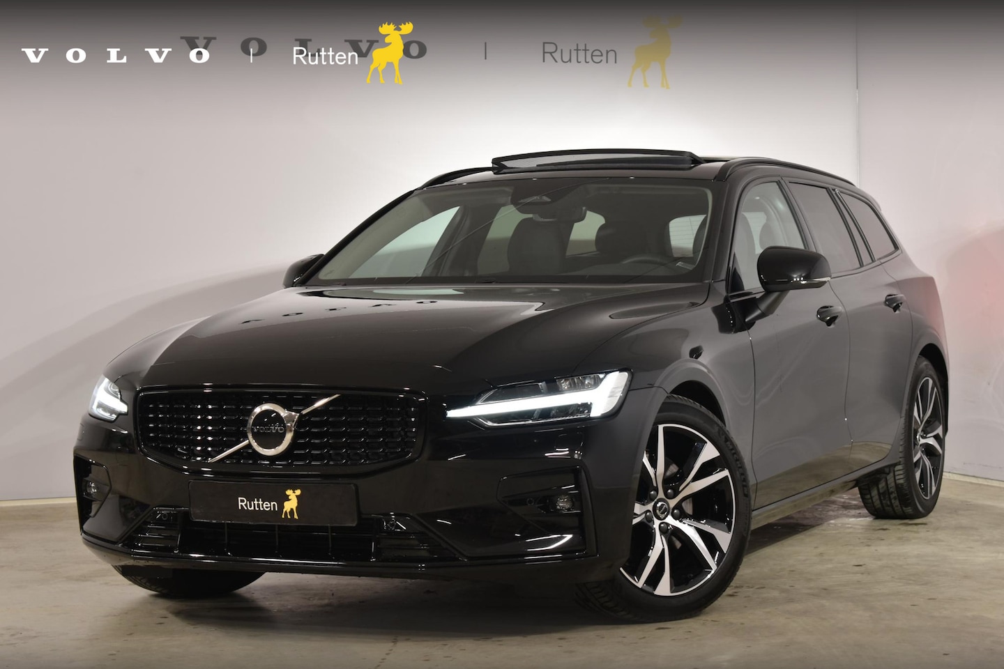 Volvo V60 - B4 211PK Automaat Plus Dark / Panorama dak / Elektrische Stoelen / Stuur - Stoelverwarming - AutoWereld.nl