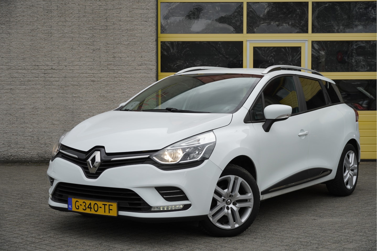 Renault Clio Estate - 0.9 TCe Zen BJ2019 Led | Navi | Trekhaak | Airco | Cruise control | Extra getint glas - AutoWereld.nl