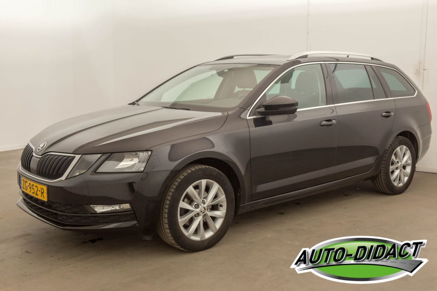 Skoda Octavia Combi - 1.6 TDI Half Leer Greentech Clever Edition - AutoWereld.nl