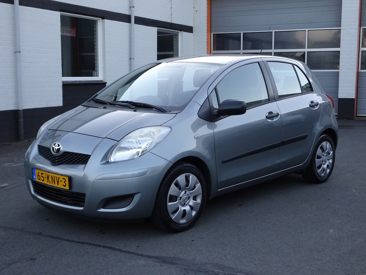 Toyota Yaris - 1.3 VVTi Comfort Airco, elektrische ramen, centrale vergrendeling, trekhaak,enz. - AutoWereld.nl