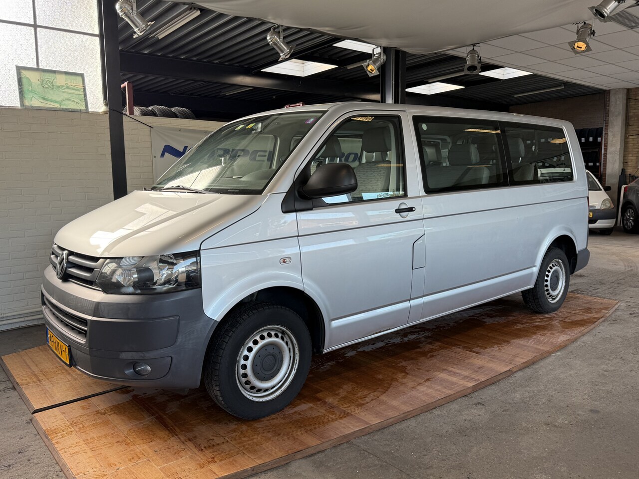 Volkswagen Transporter Kombi - 2.0 TDI L2H1 BM Comfortline 2.0 TDI L2H1 BM Comfortline - AutoWereld.nl