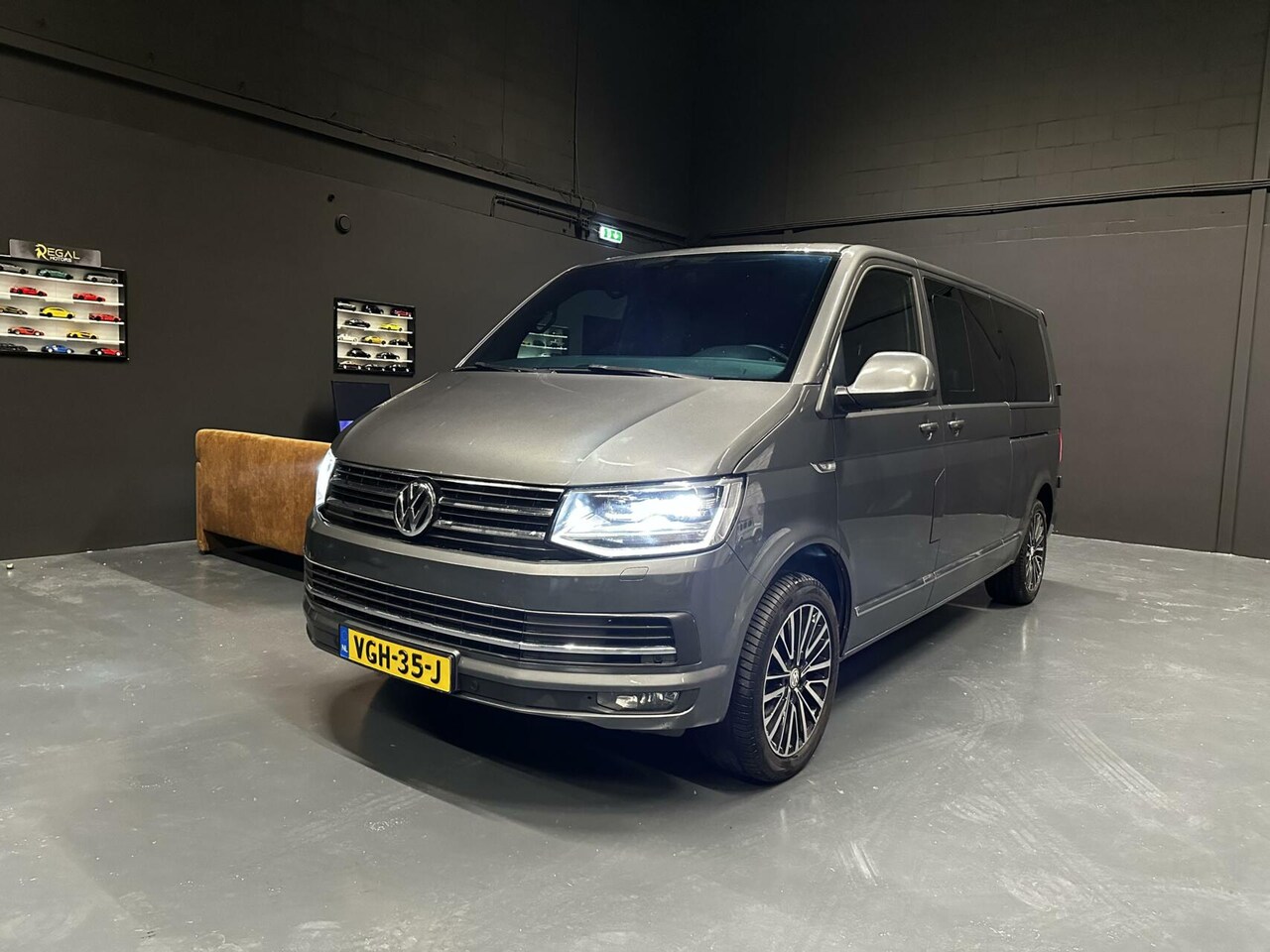 Volkswagen Transporter Caravelle - 2.0 TDI L2H1 DC Comf. Plus - AutoWereld.nl