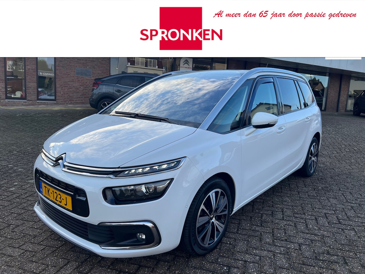 Citroën Grand C4 Picasso - 1.2 PureTech Shine Navi-Camera-Panoramadak-Keyless-Trekhaak-7 pers. - AutoWereld.nl