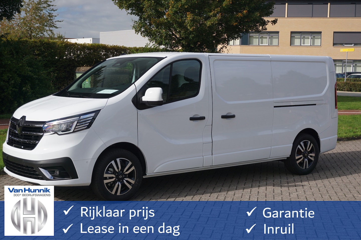 Renault Trafic - 2.0 170PK L2H1 EDC Automaat Navi, LM Velg, Betimmering, Trekhaak, 2x Schuifdeur!! NR. R23* - AutoWereld.nl