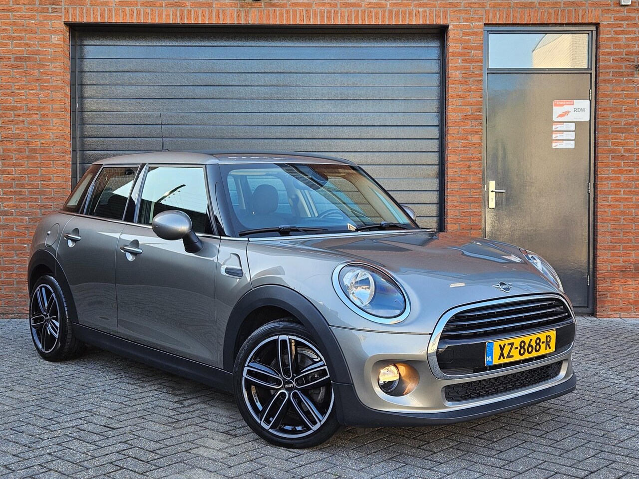 MINI Cooper - Mini 1.5 Business Edition 17" Navi Carplay Cruise - AutoWereld.nl