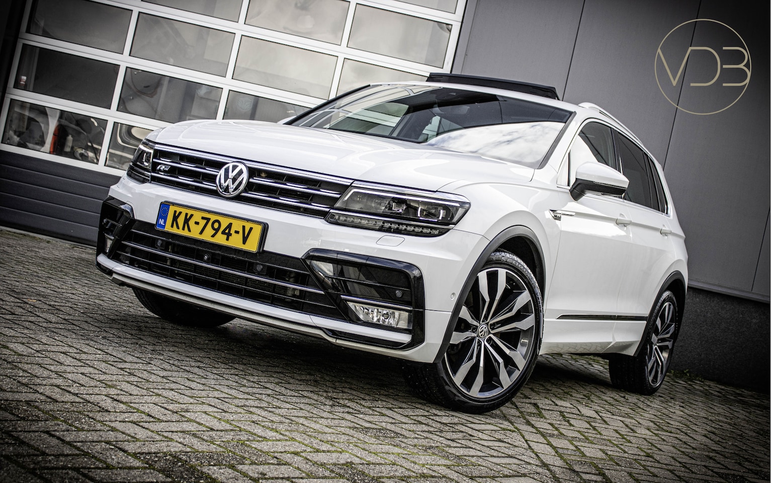 Volkswagen Tiguan - 2.0 TSI 179pk 4Motion Highline PANO VIRTUAL 20INCH - AutoWereld.nl