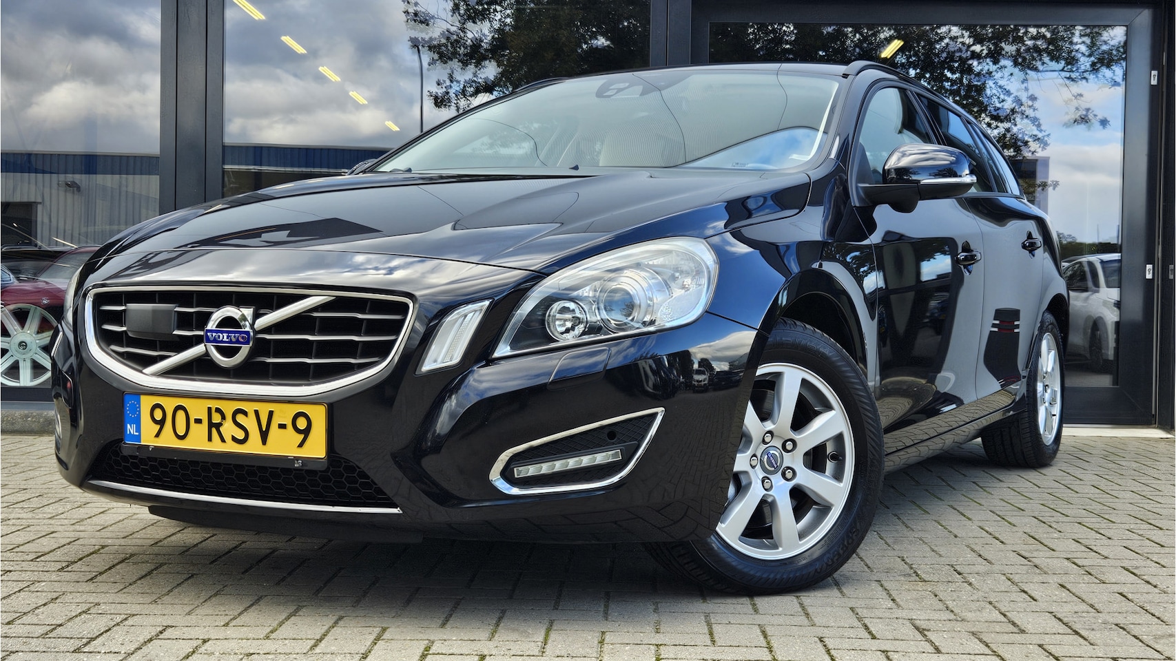 Volvo V60 - 2.0T automaat + BLIS + XENON + ADAPT CRUISE + NAVIGATIE - AutoWereld.nl