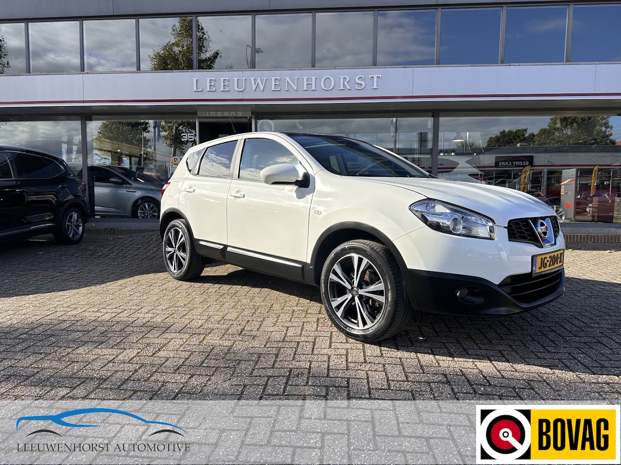 Nissan Qashqai - 1.6, clima, cruise, pano, camera, 18", Xenon groot beeld navi, trekhaak - AutoWereld.nl