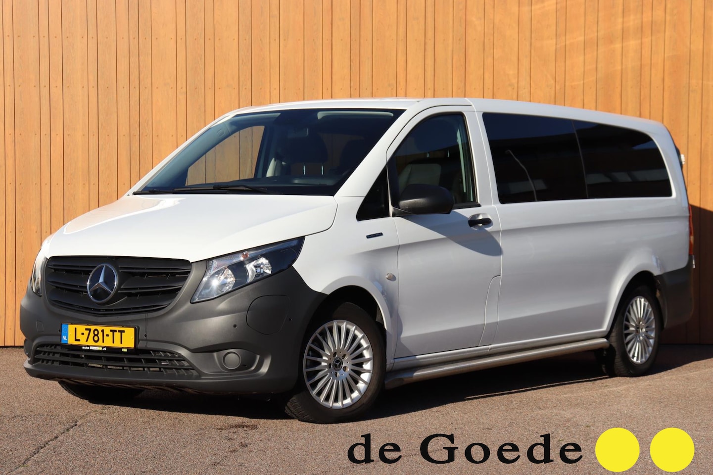 Mercedes-Benz eVito Tourer - PRO L3 150 kWh 9-persoons org. NL-auto - AutoWereld.nl