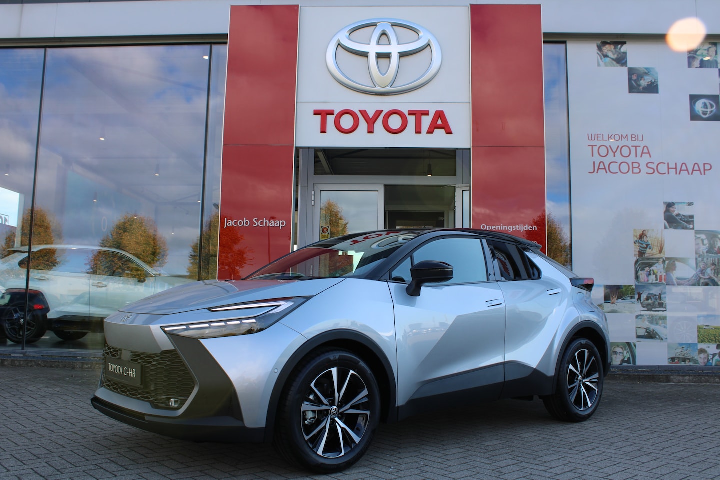 Toyota C-HR - 1.8 Hybrid 140 First Edition Automaat 140pk | Nieuw | Dodehoekdetectie | Navigatie | Rondo - AutoWereld.nl