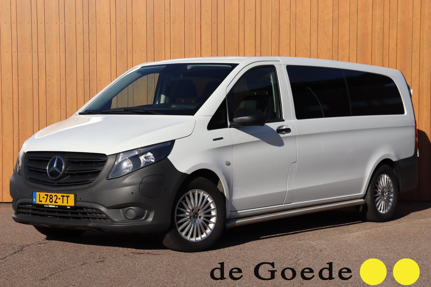 Mercedes-Benz eVito Tourer - PRO L3 150 kWh 9-persoons org. NL-auto - AutoWereld.nl