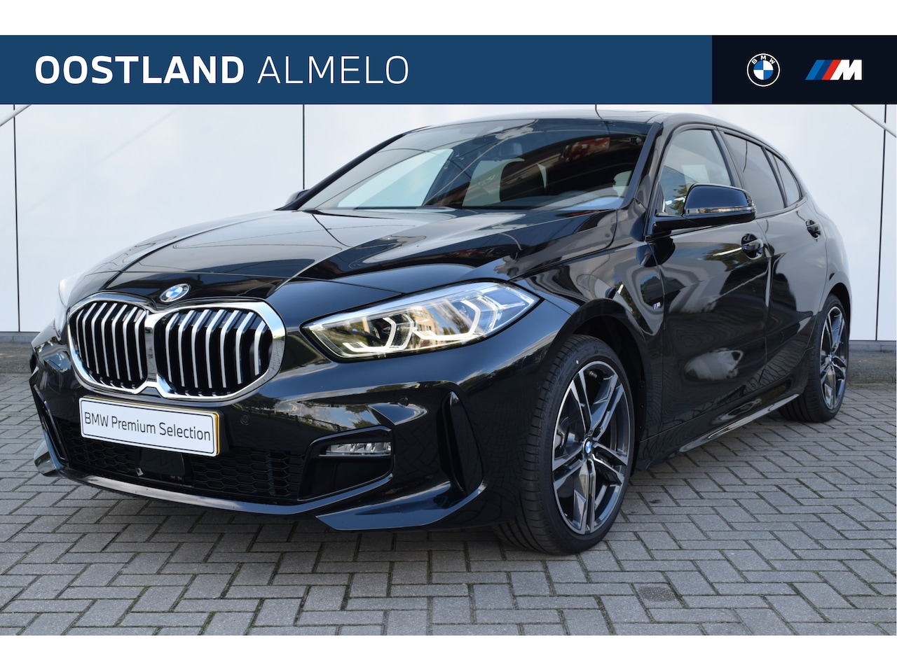 BMW 1-serie - 118i High Executive M Sport Automaat / Panoramadak / Trekhaak / Sportstoelen / Stoelverwar - AutoWereld.nl