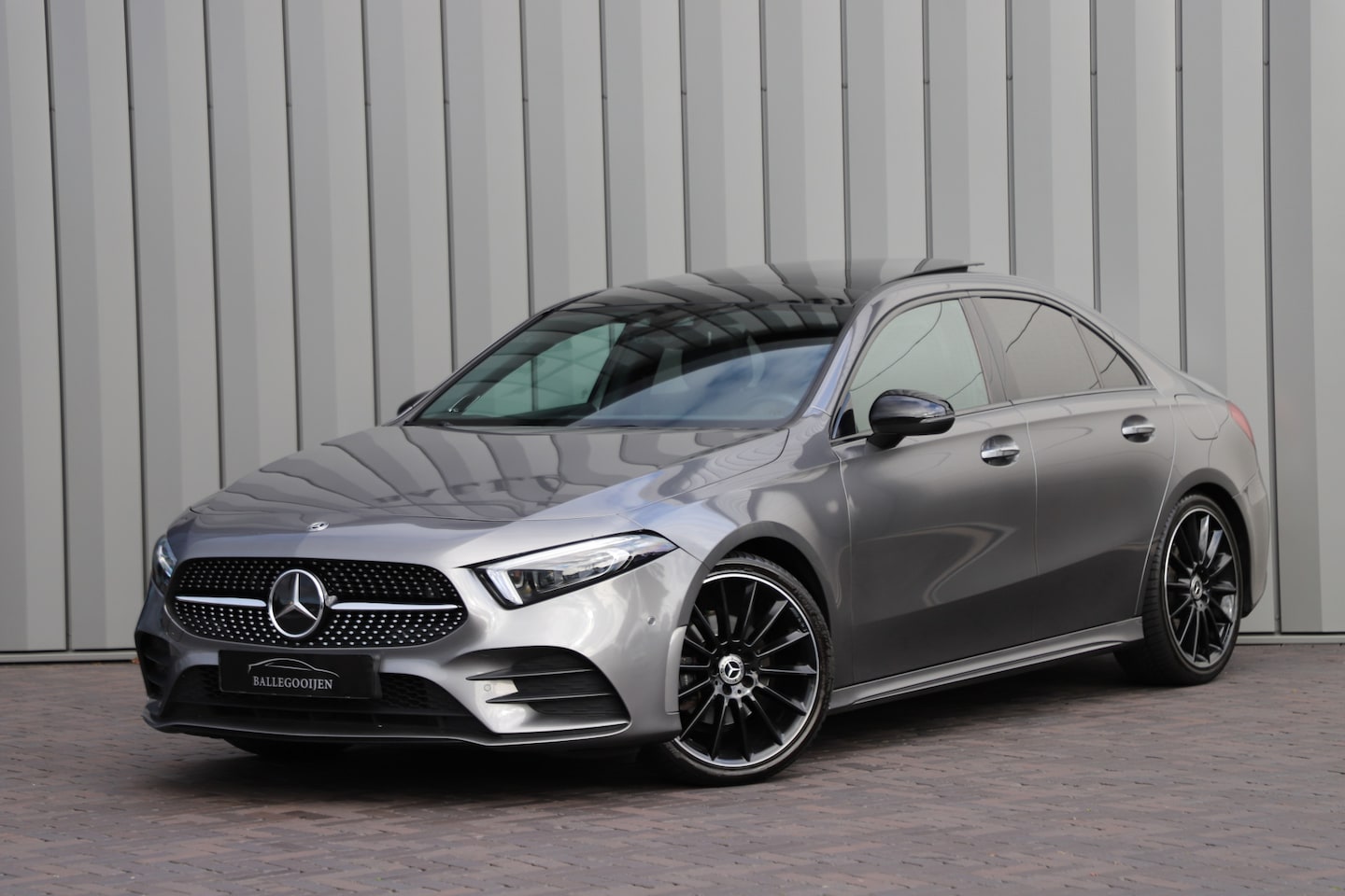 Mercedes-Benz A-klasse - 200 AMG Aut7 | 163PK | Sfeerverlichting | Pano | Keyles-go | Burmester | Stoelkoeling | AC - AutoWereld.nl