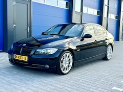 BMW 3-serie - 330i AUT | Leder | Xenon | Navi | PDC | Stoelverwarming