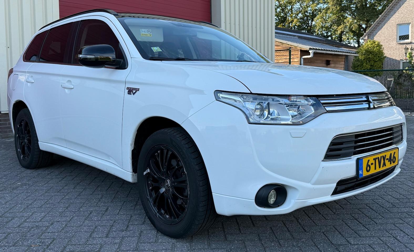 Mitsubishi Outlander - 2.0 PHEV instyle NAP, Black&White Edition, Sport, trekhaak, standkachel afstandbest, stoelverwarming - AutoWereld.nl