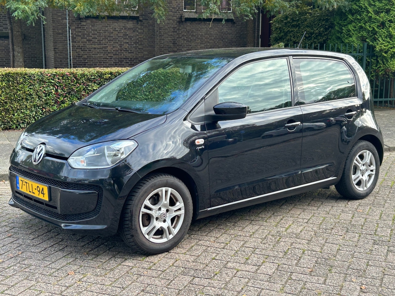 Volkswagen Up! - 1.0 move up! BlueMotion sport 5-deurs! Cruise control! Airco! Bluetooth! Aux! Zeer zuinig! - AutoWereld.nl