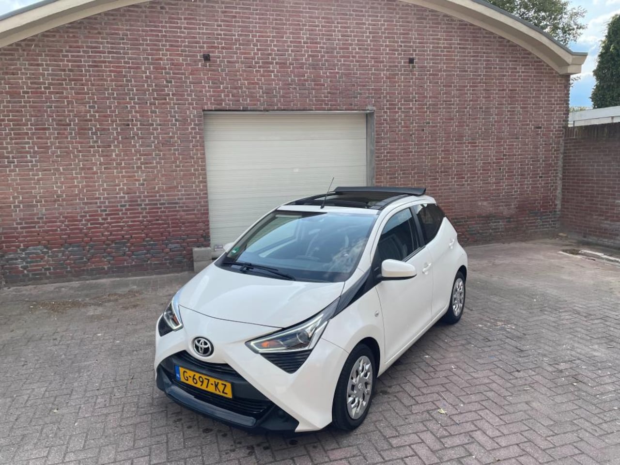 Toyota Aygo - 1.0 VVT-i x-play limited Cabrio CAMERA CARPLAY - AutoWereld.nl