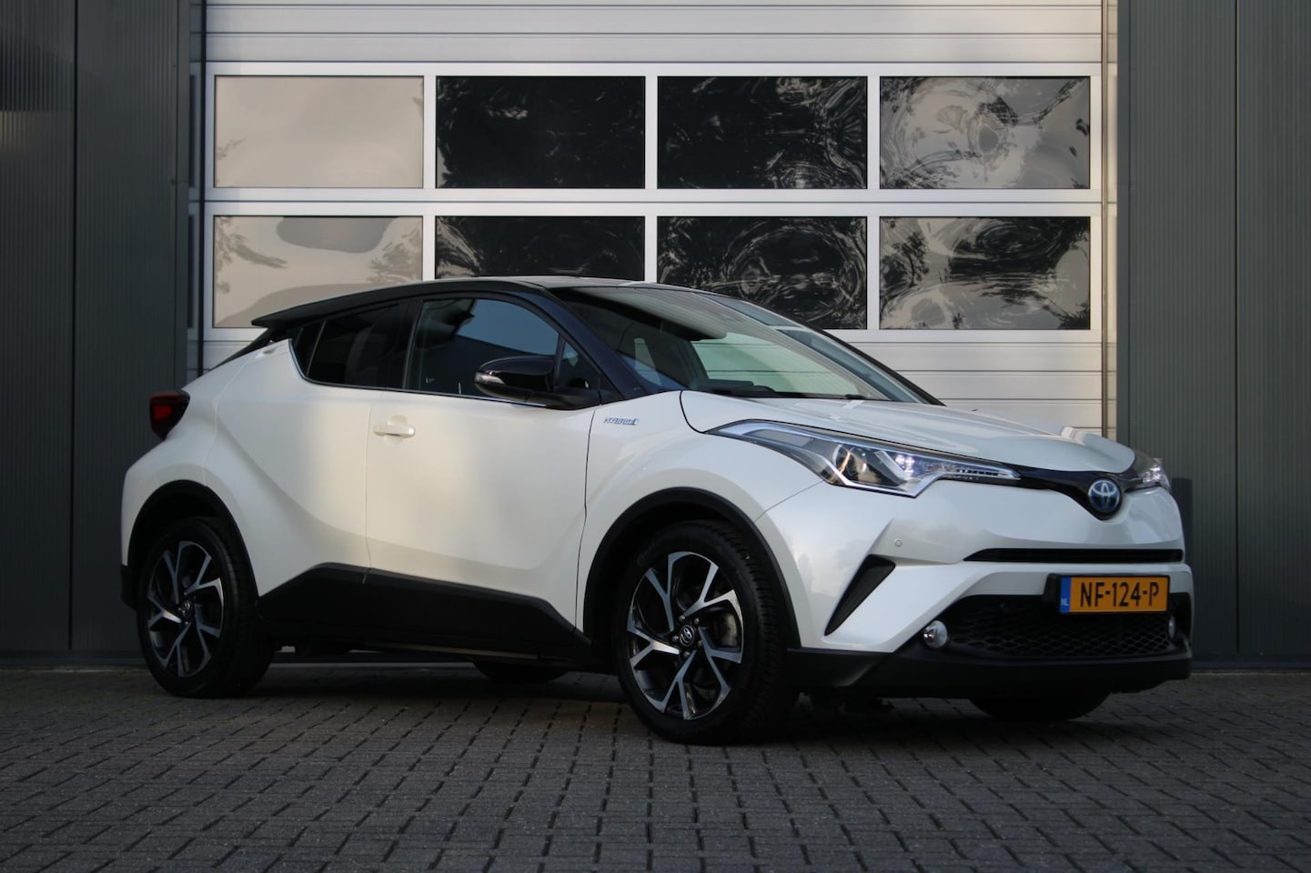 Toyota C-HR - 1.8 Hybrid Bi-Tone Clima/Cruise/Navi/Multimedia/Camera/Keyless/PDC/Stoelverwarming/18"Velg - AutoWereld.nl