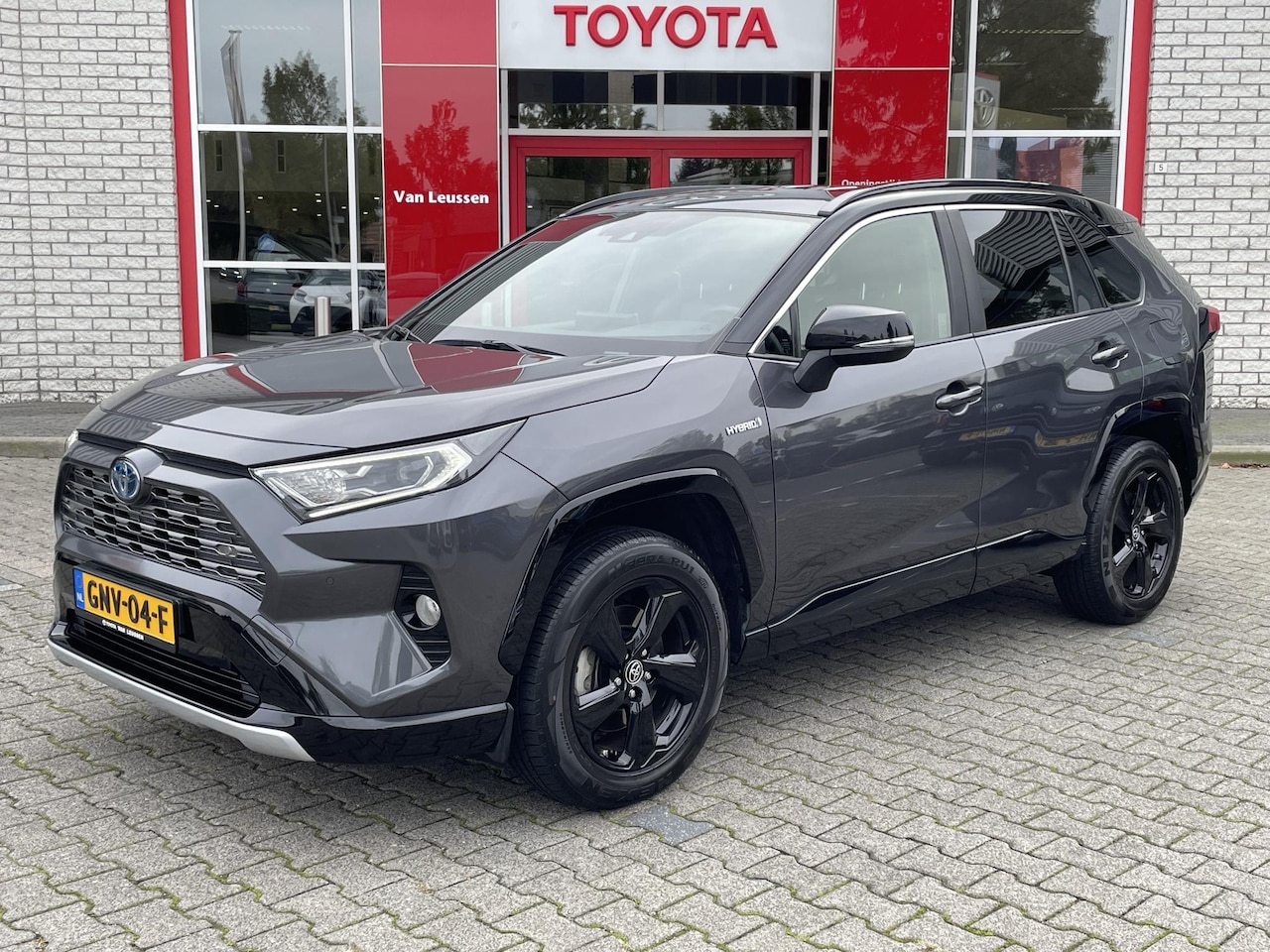 Toyota RAV4 - 2.5 HYBRID AWD BI-TONE APPLE/ANDROID STOELVERW. P-SENSOREN EL-STOEL EL-ACHTERKLEP AD-CRUIS - AutoWereld.nl