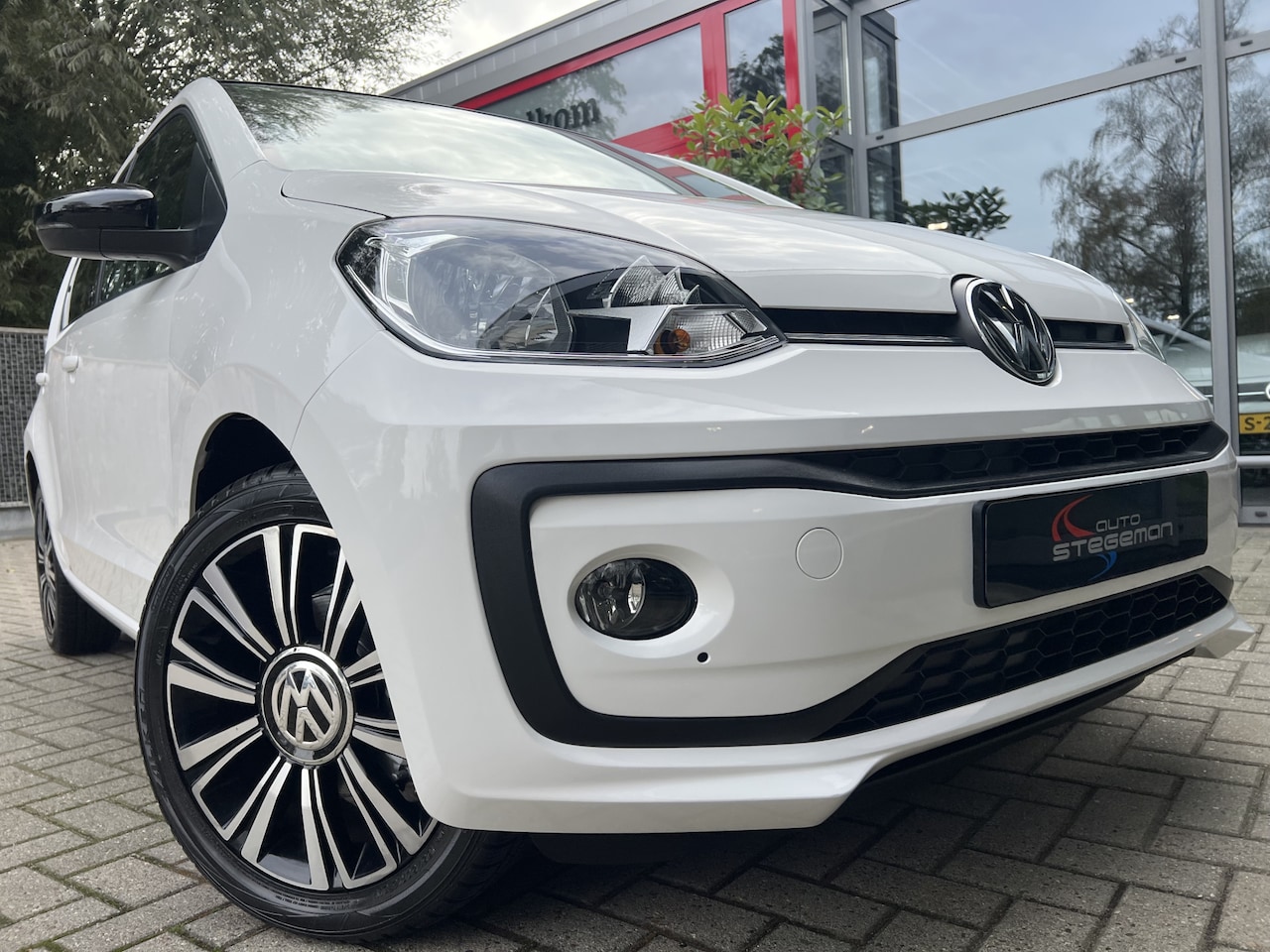 Volkswagen Up! - 1.0 *!* HIGH UP *!* NAVIGATIE/ 16 INCH/ STOELVERWARMING/ PDC *!* - AutoWereld.nl