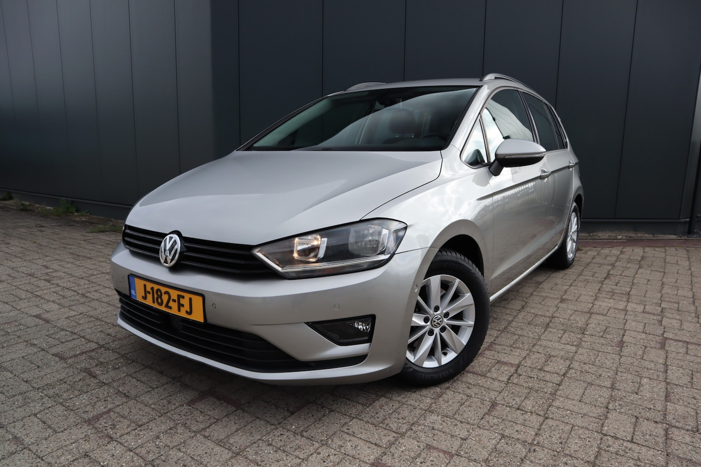 Volkswagen Golf Sportsvan - 1.2 TSI Highline Automaat Navigatie Stoelverwarming Trekhaak Ecc. - AutoWereld.nl