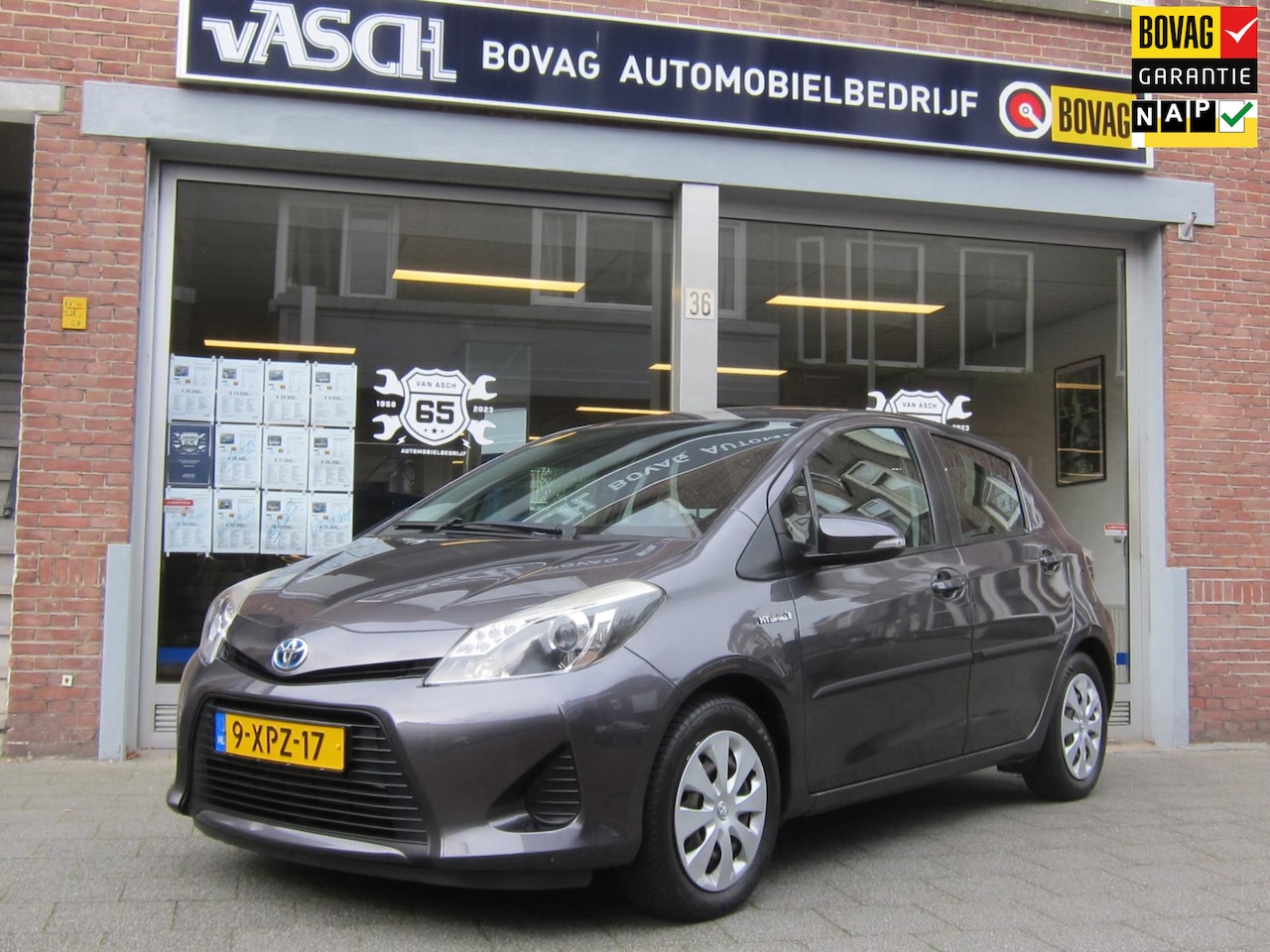 Toyota Yaris - 1.5 Full Hybrid Aspiration Trekhaak Navi All in prijs Bovaggarantie - AutoWereld.nl