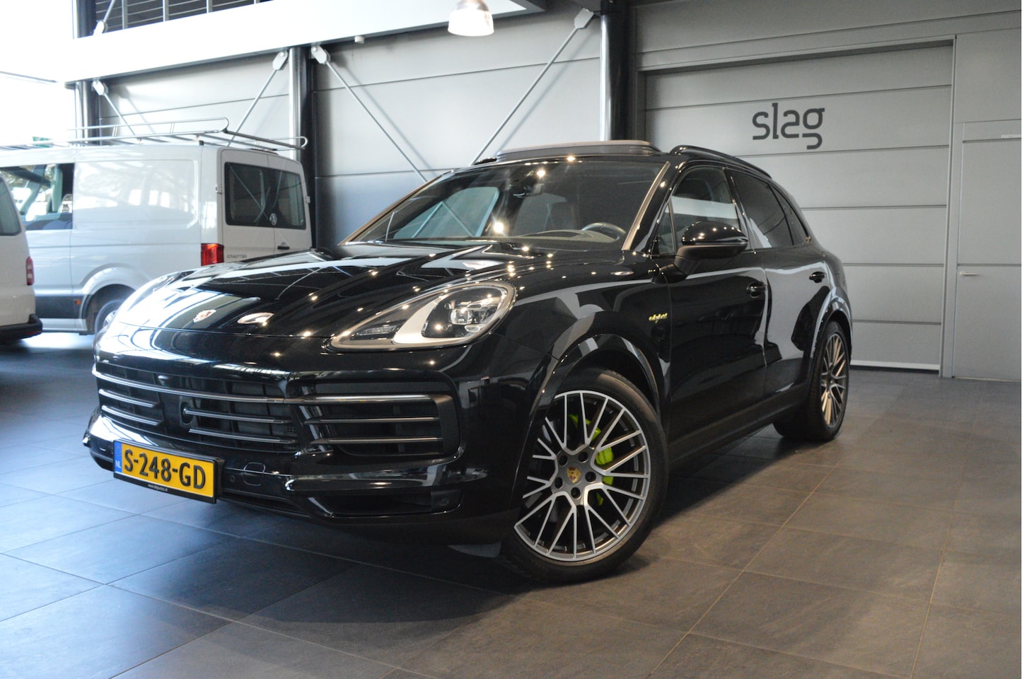 Porsche Cayenne - 3.0 E-Hybrid Platinum Edition head up keyless pano 21 inch !! - AutoWereld.nl