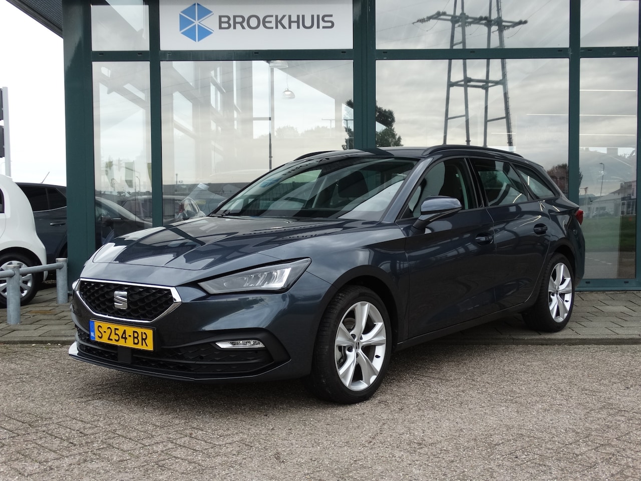 Seat Leon Sportstourer - 1.0 90 pk Reference | Apple Carplay / Android Auto | Airco | Cruise Control | - AutoWereld.nl