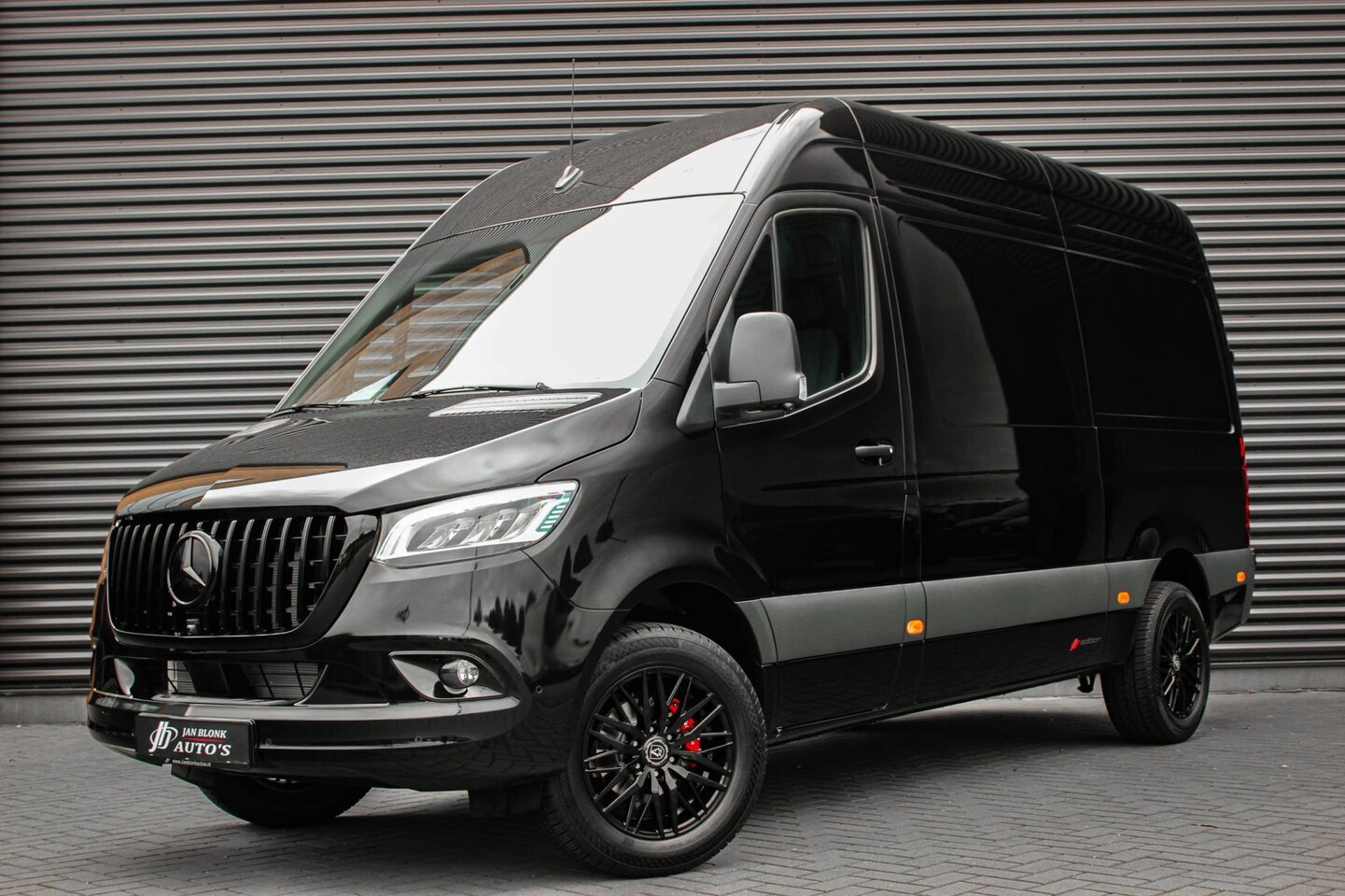 Mercedes-Benz Sprinter - 319CDI L2H2 RWD 190PK FULL BLACK JB- EDITION / 3500KG / NEW / DIRECT RIJDEN / NAVIGATIE / - AutoWereld.nl